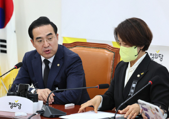 박홍근 더불어민주당 원내대표가 4일 오전 국회 정의당 이은주 원내대표를 예방, 발언하고 있다. <연합뉴스>